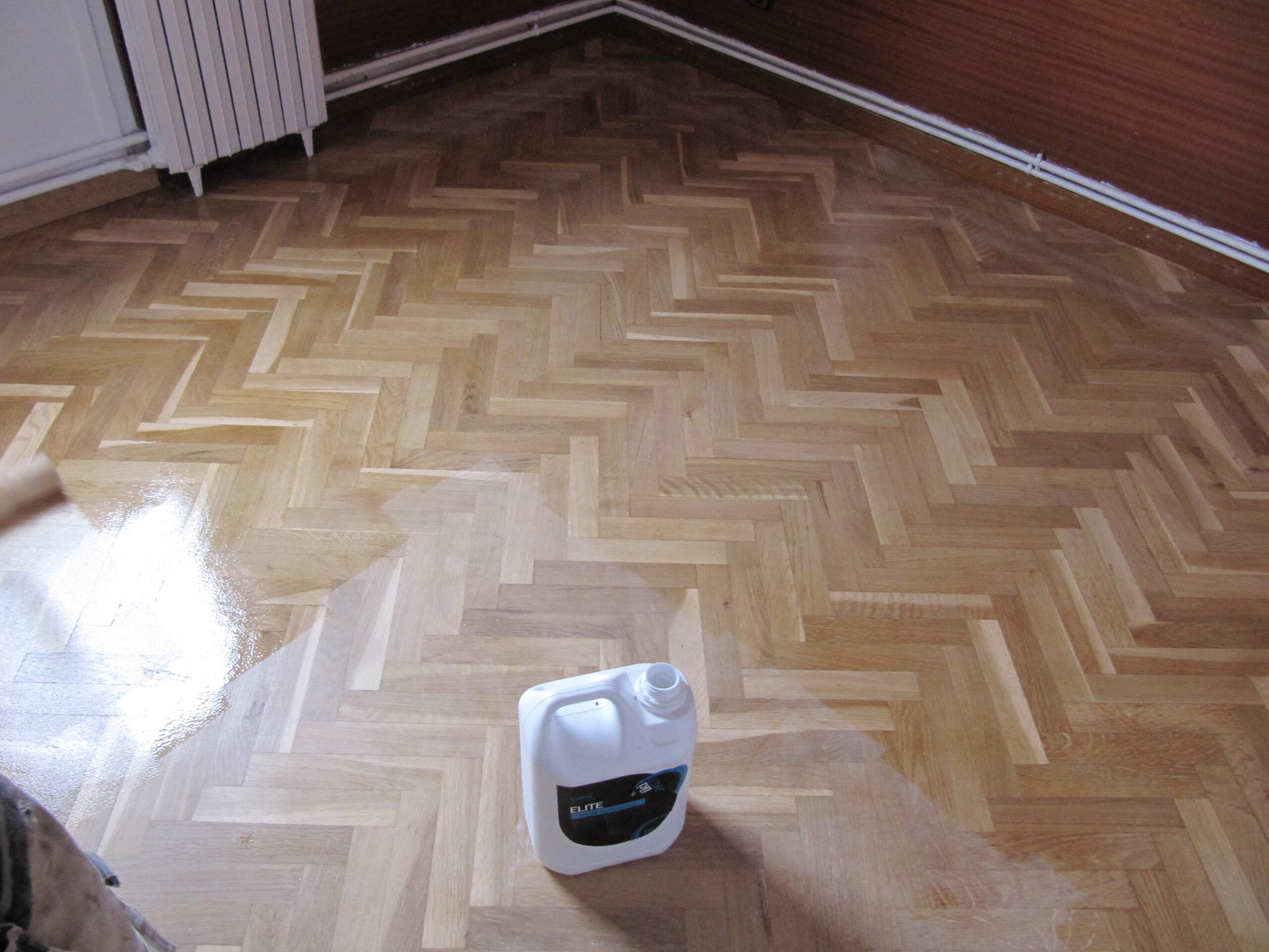 Proceso de barnizado de parquet después de lijarlo